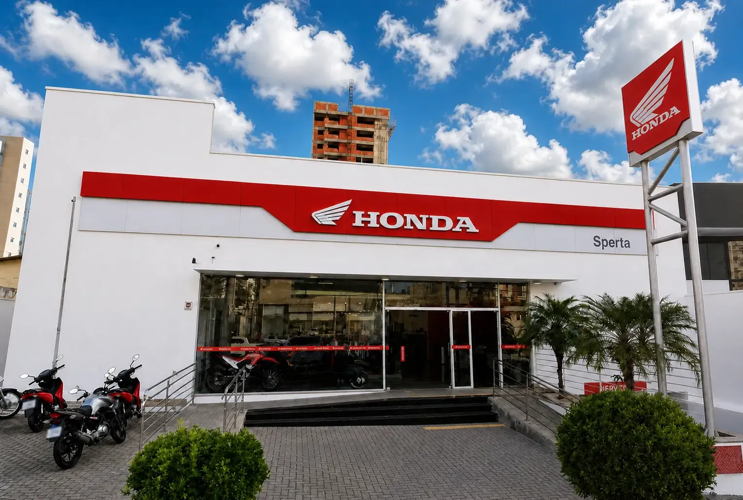 Fachada da loja Sperta Moto em Bauru, com a marca Honda
